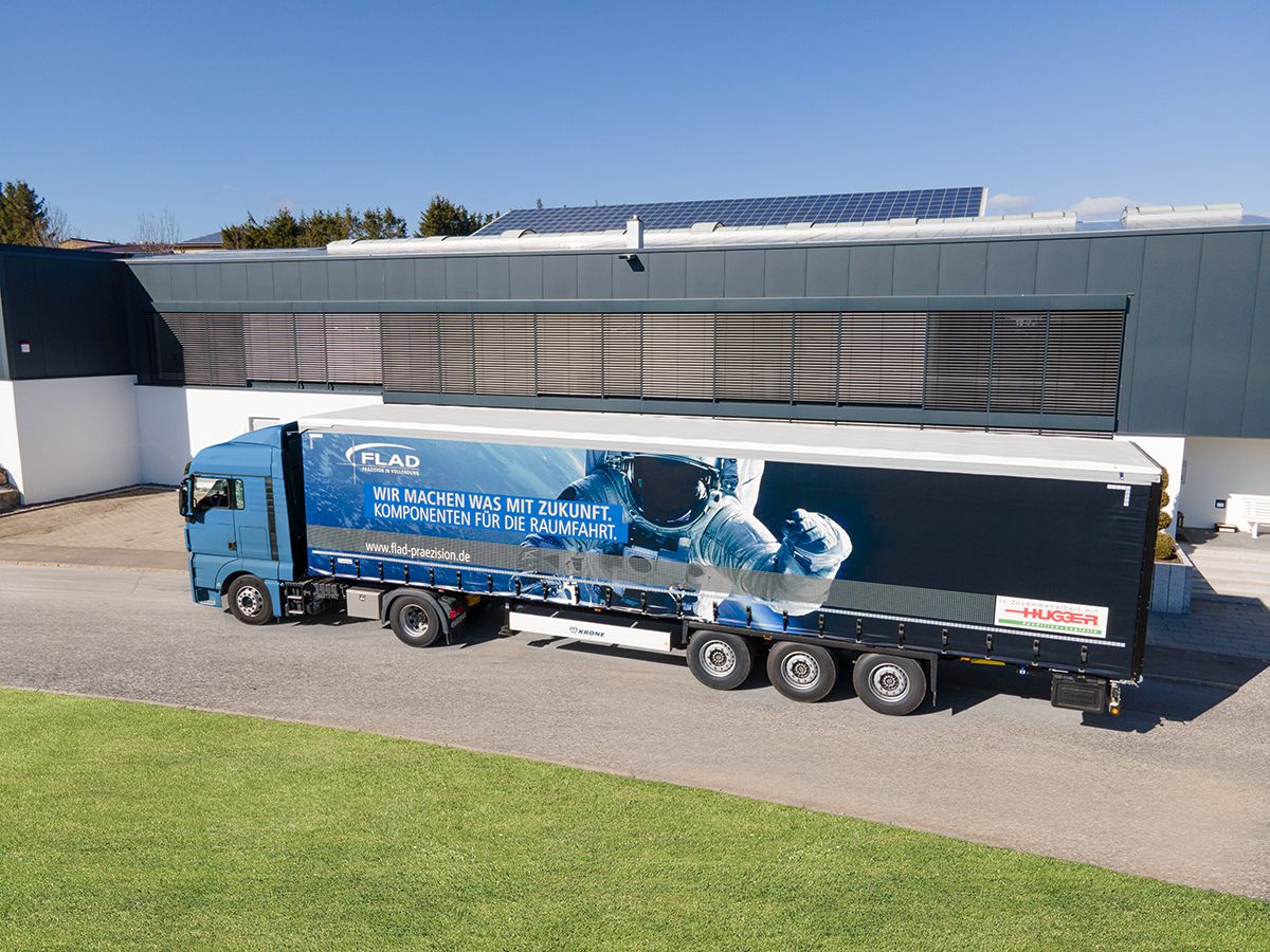 Ein LKW mit Botschaft der Firma Flad