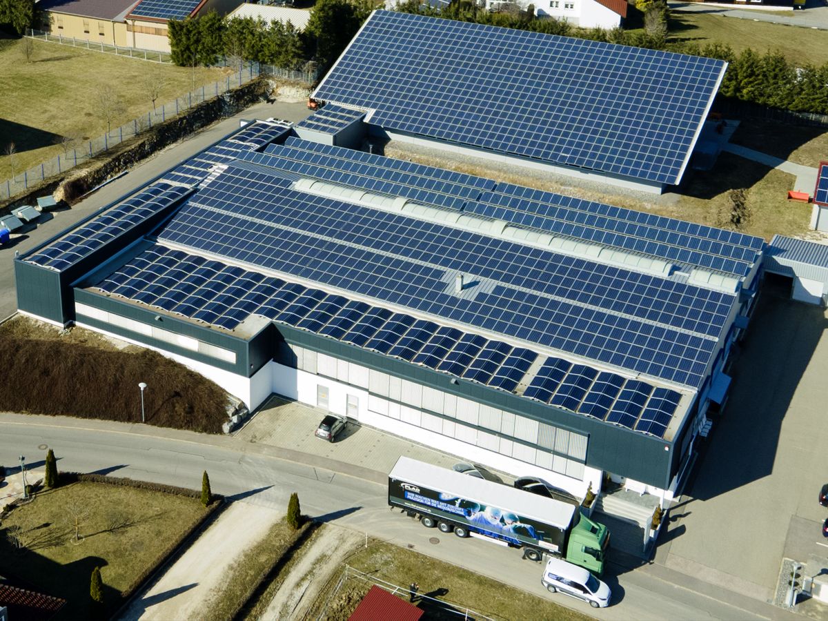 Außenansicht der Firma Flad mit installierten Solarpanelen auf den Dächern